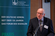 Johannes Fuchs, Präsident des Deutschen Vereins für öffentliche und private Fürsorge e.V. spricht zu den Teilnehmerinnen und Teilnehmern