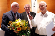 v.l.n.r.: Johannes Fuchs, Präsident und Michael Löher, Vorstand (beide vom Deutschen Verein für öffentliche und private Fürsorge e.V.) und Dietrich Schoch, Ehrenplakettenträger des Deutschen Vereins