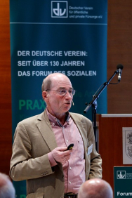 Prof. Dr. Matthias Knuth spricht zum Publikum