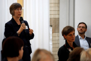 Dr. Sabine Skutta, Deutsches Rotes Kreuz e.V., stellt eine Frage zur Digitalsierung