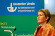 Nora Schmidt, Geschäftsführerin des Deutschen Vereins führt als Moderatorin durch die Veranstaltung
