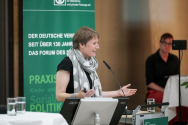 Vorstellung der Ergebnisse der Online-Befragung durch Nora Schmidt, Geschäftsführerin des Deutschen Vereins