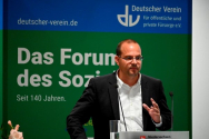 Tobias Dünow, Dienststellenleiter der Vertretung des Landes Niedersachsen, begrüßt die rund 170 Gäste