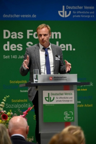 Prof. Dr. Jens Wurtzbacher, Katholische Hochschule für Sozialwesen Berlin, gibt in seinem Impulsvortrag einen Ausblick in die Zukunft des Wohnens