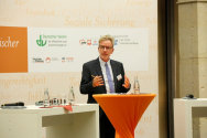 Dr. Gerhard Timm, Geschäftsführer der BAGFW, ist der Moderator des Parlamentarischen Abends