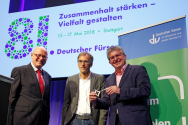 17.05.2018: J. Fuchs, W. Wölfle übergibt den Schlüssel an P. Renzel, Beigeordneter der Stadt Essen