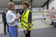 Bundesfamilienministerin Lisa Paus im Gespräch mit Demonstrierenden der Gewerkschaft ver.di