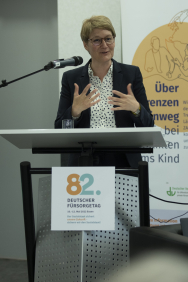 Nora Schmidt während ihrer Rede zur Eröffnung und Begrüßung Konferenz zum 90. Jubiläum des Internationalen Sozialdienstes