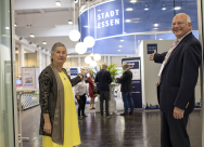 Irme Stetter-Karp und Michael Löher begrüßen die Gäste des Markts der Möglichkeiten