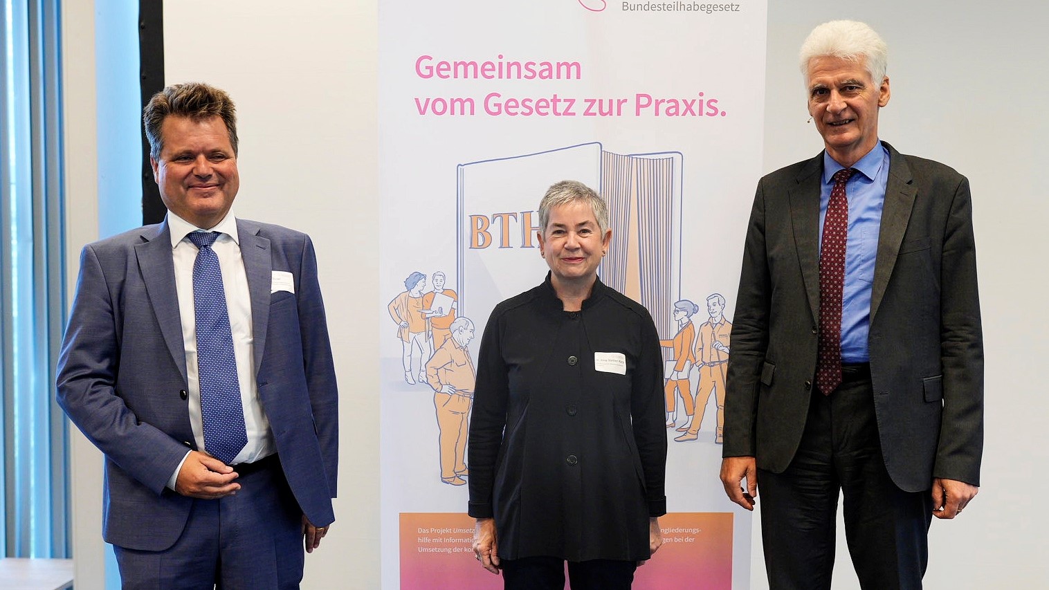Foto_Jürgen Dusel, Dr. Irme Stetter-Kapr und Dr. Rolf Schmachtenberg vor einem Banner zum BTHG