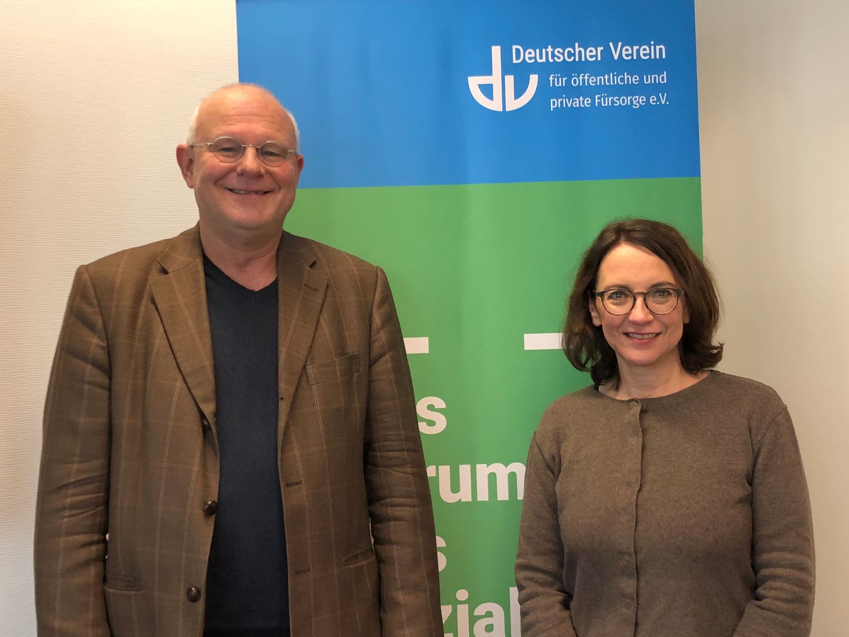 Bild: Michael Löher und Cornelia Schuh vor einem DV Banner