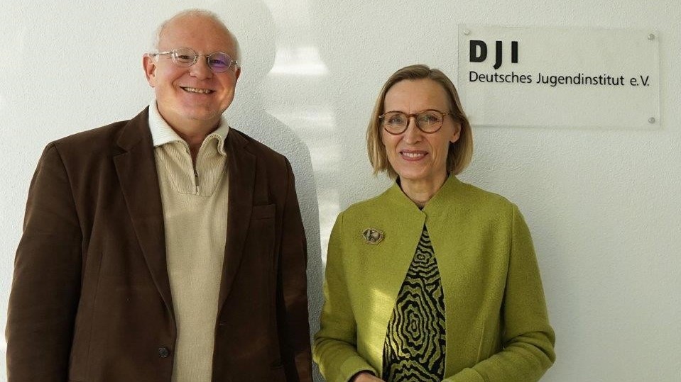 Foto: Michael Löher und Prof. Dr. Sabine Walper (DJI)
