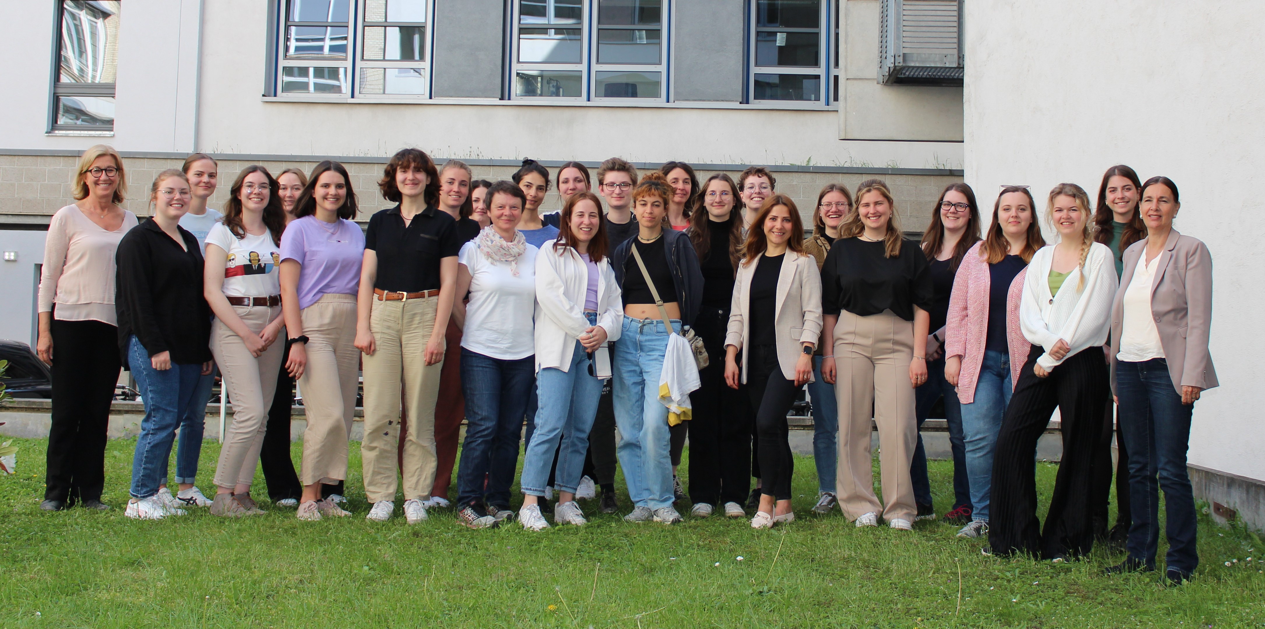 Gruppenfoto von Studierenden der Ostbayerischen Technischen Hochschule (OTH) Regensburg