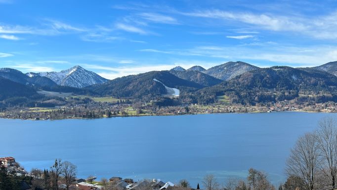 Bild: Landschaftsbild vom Tegernsee mit Berge im Hintergrund