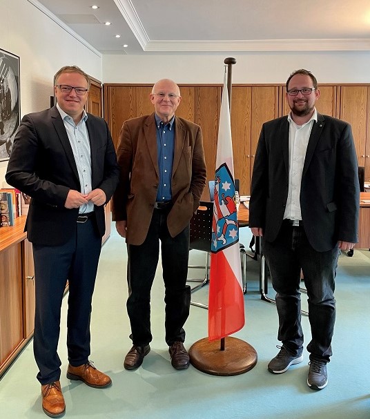 Foto v.l.n.r.: Prof. Dr. Mario Voigt, Michael Löher und Thadäus König