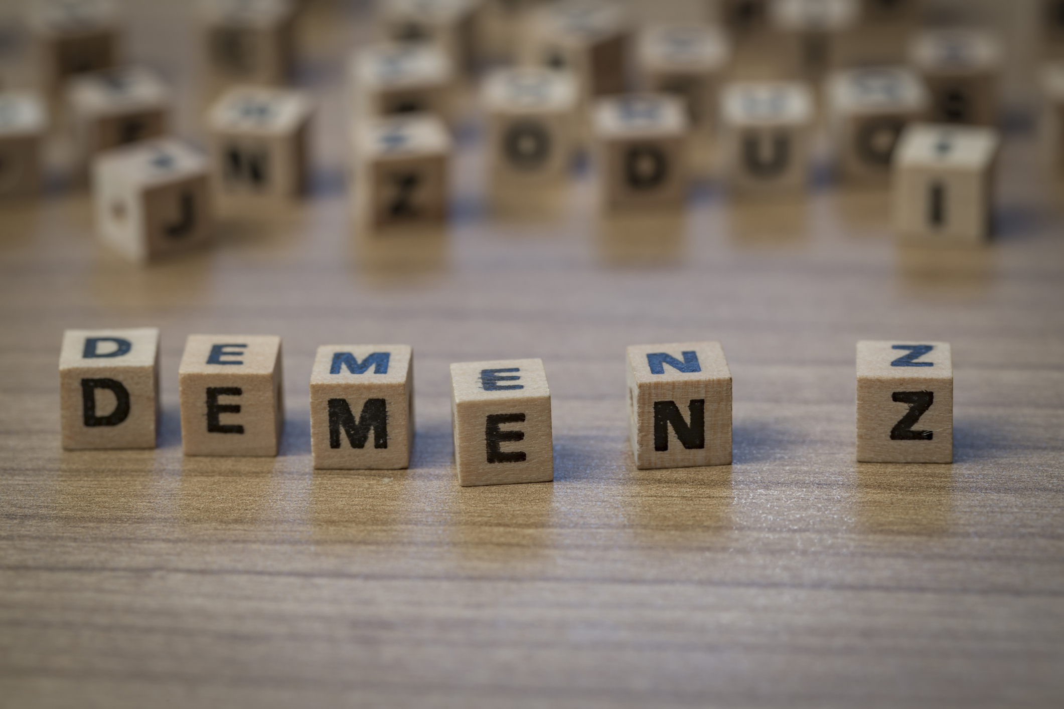 Bild: Buchstabenwürfel, die das Wort Demenz darstellen