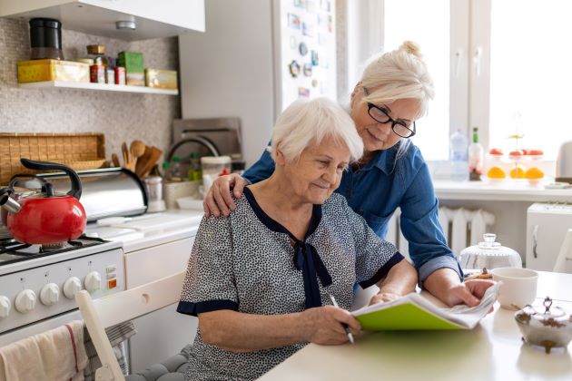 Bild: Ältere Frau mit Ihrer Mutter am Küchentisch