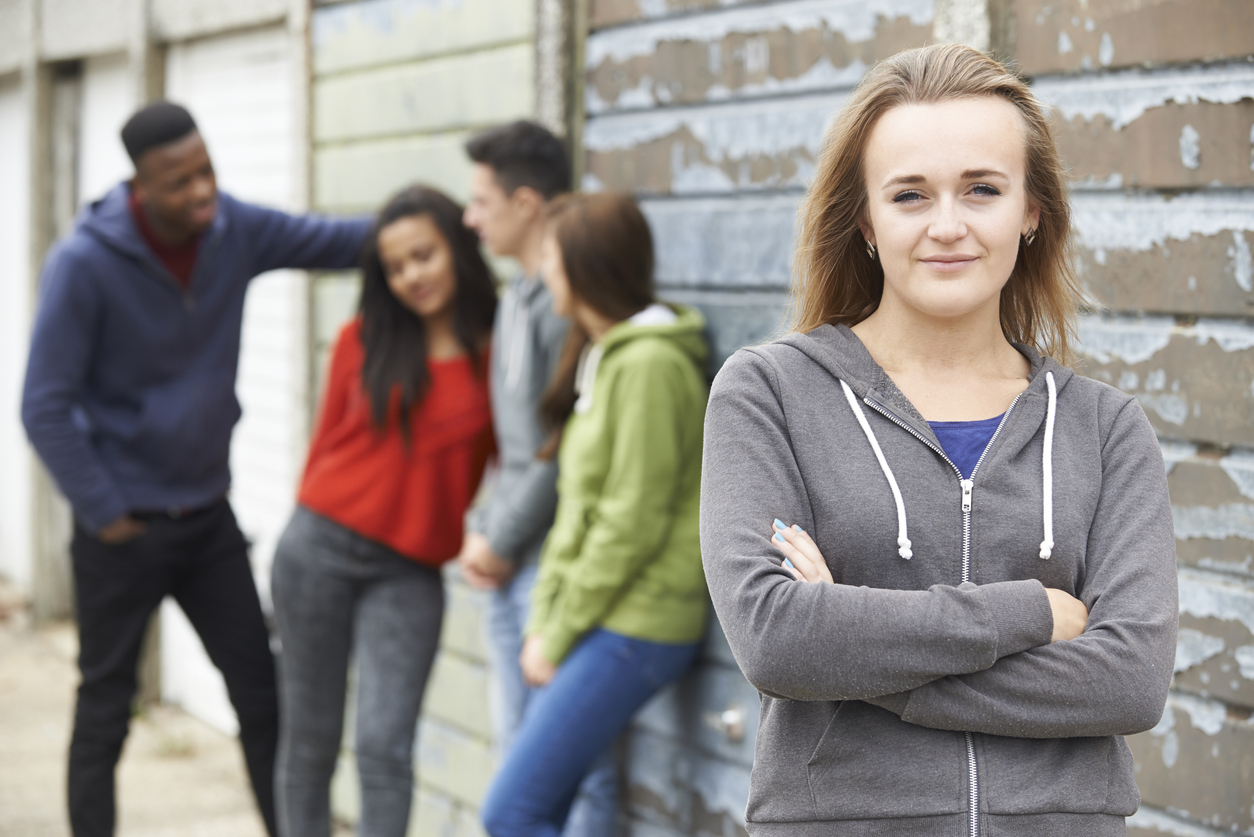 Bild:Eine Gruppe Jugendliche an einer Mauer