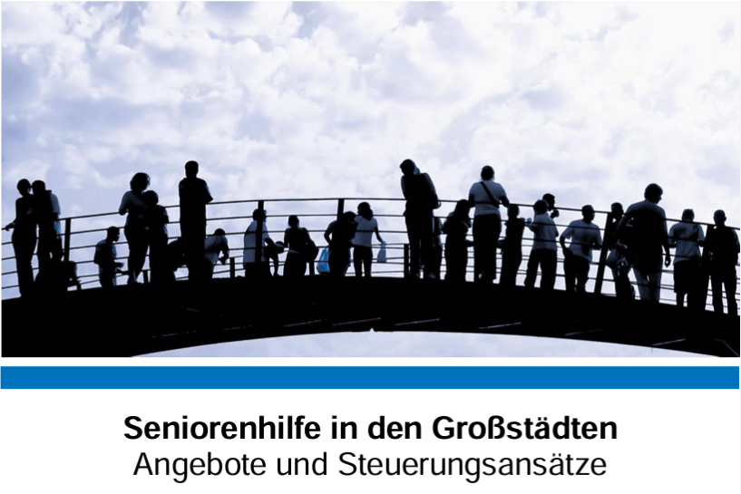 Das Bild ist ein Foto, das durch Licht und Schatten überwiegend in Schwarz, Weiß und Blau gehalten ist. Das Bild zeigt viele Personen, die auf einer Brücke stehen. Der Himmel im Hintergrund ist bewölkt.