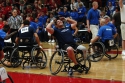 Mann im Rollstuhl spielt Basketball
