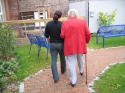 Frau mit älteren Dame im Arm