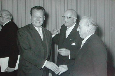 Foto von Willy Brandt, Regierende Bürgermeister und Hans Muthesius auf dem DFT 1959 in Berlin