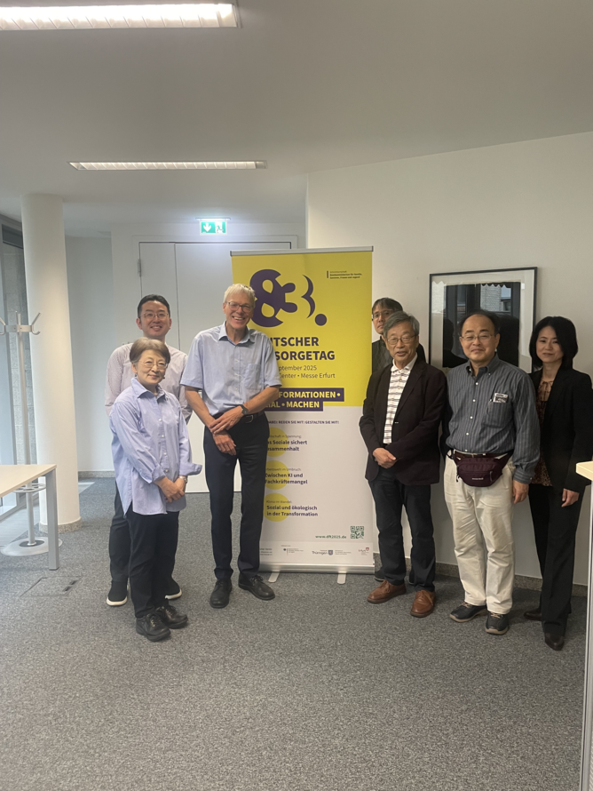 Gruppenfoto von Herrn Andreas Krampe und einer Delegation der Universität Tokio im Deutschen Verein. – 