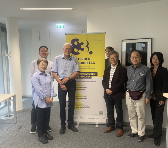 Gruppenfoto von Herrn Andreas Krampe und einer Delegation der Universität Tokio im Deutschen Verein. – 