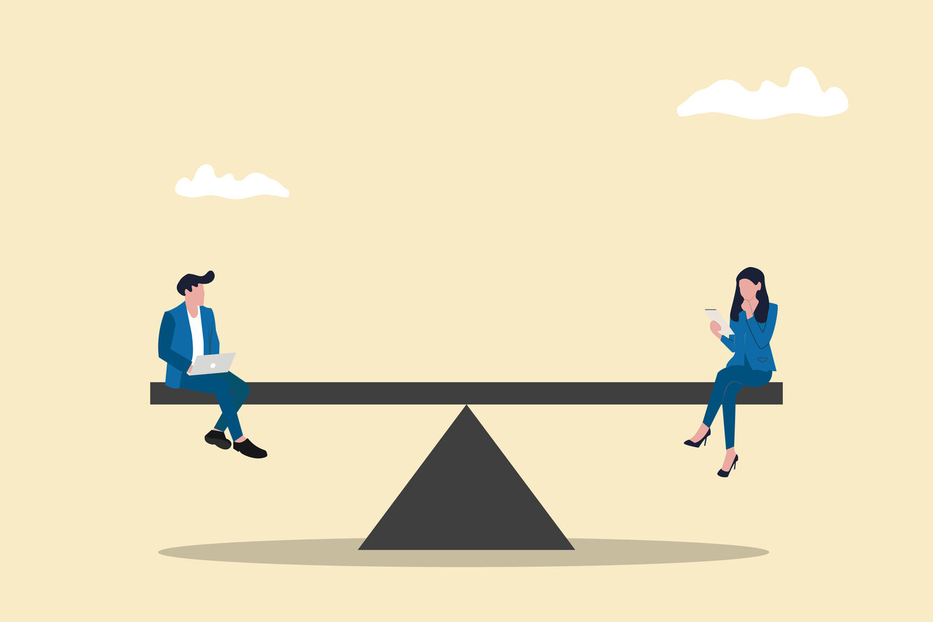Grafische Darstellung einer Wippe, die ausbalanciert ist. Am linken Ende sitzt ein Mann im Anzug und auf der rechten Seite eine Frau im Businessoutfit. – 