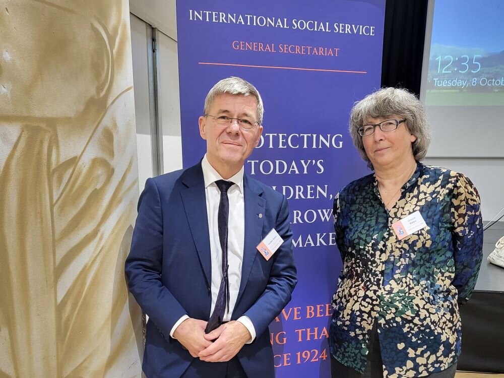 Heiko Nass und Ursula Rölke vor einem Banner zum 100-jährigen Bestehen des ISS –