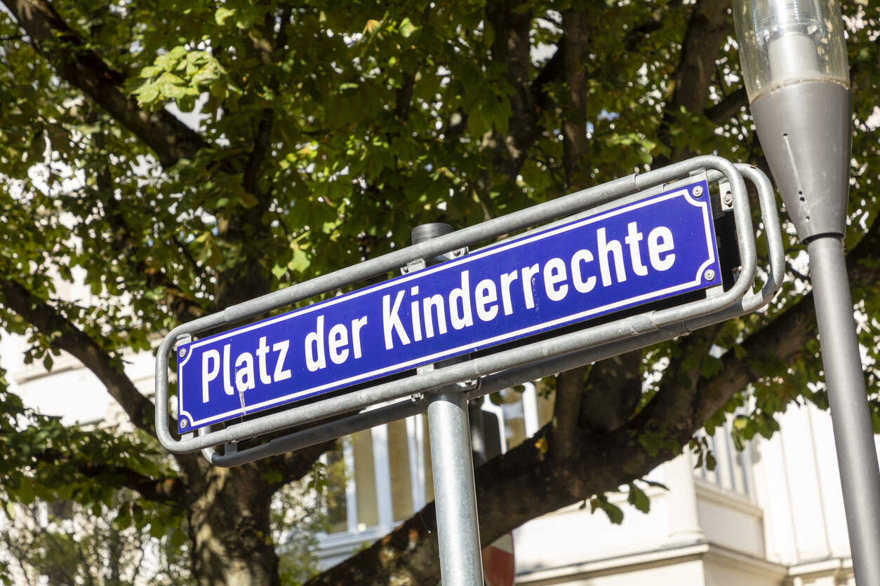 Straßenschild Platz der Kinderrechte –