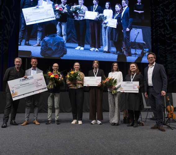 Foto der Gewinnerinnen und Gewinner des Cäcilia-Schwarz-Förderpreises bei der Verleihung im Rahmen des 83. Deutschen Fürsorgetages.