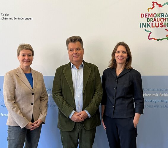 Foto von links: Nora Schmidt, Geschäftsführerin des Deutschen Vereins (DV), Jürgen Dusel, Beauftragter der Bundesregierung für die Belange von Menschen mit Behinderungen und Dr. Verena Staats, Vorständin des DV – 