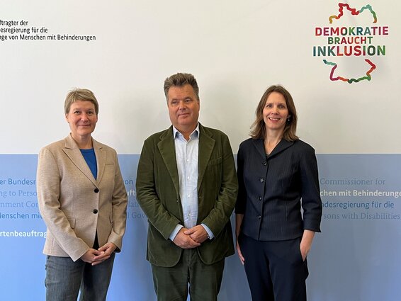 Foto von links: Nora Schmidt, Geschäftsführerin des Deutschen Vereins (DV), Jürgen Dusel, Beauftragter der Bundesregierung für die Belange von Menschen mit Behinderungen und Dr. Verena Staats, Vorständin des DV – 
