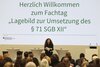 Foto zeigt die Moderation während der Begrüßung.