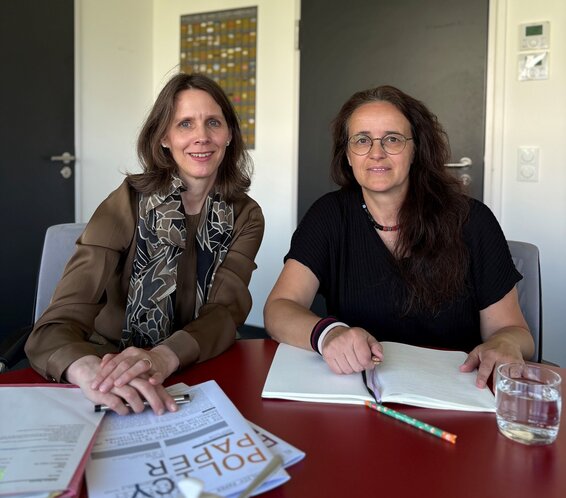 Foto am Schreibtisch, von links: Dr. Verena Staats und Dagmar Neukirch – 