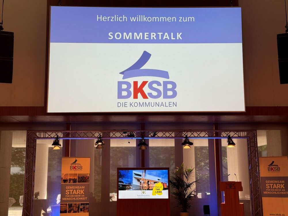 Foto von der Leinwand mit der Begrüßung zum Sommertalk der BKSB –