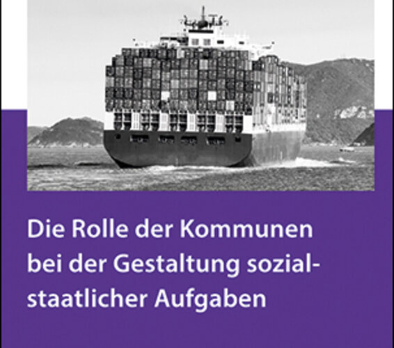 Cover des Archivhefts 3/2026 mit dem Titel: „Die Rolle der Kommunen bei der Gestaltung sozialstaatlicher Aufgaben“. Auf dem Cover ist oberhalb des mittig platzierten Titels ein Foto eines Cotainerschiffes zu sehen.