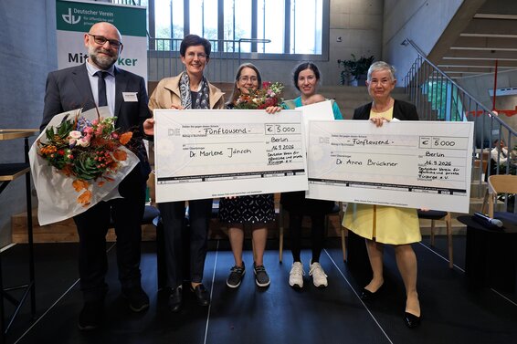 Foto der Gewinnerinnen bei der diesjährigen Preisverleihung des Cäcilia-Schwarz-Förderpreises bei der Hauptausschusssitzung des Deutschen Vereins. Foto v.l.n.r. Jürgen Müller, Bundesministerium für Bildung, Familie, Senioren, Frauen und Jugend Prof. Dr. Sabine Pleschberger, Vorsitzende Kuratorium, Stiftungsprofessorin für Pflegewissenschaft am Zentrum für Public Health der Medizinischen Universität Wien Preisträgerinnen Dr. Marlene Jänsch und Dr. Anna Brückner Dr. Irme Stetter-Karp, ehemalige Präsidentin Deutscher Verein