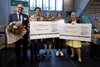 Foto der Gewinnerinnen bei der diesjährigen Preisverleihung des Cäcilia-Schwarz-Förderpreises bei der Hauptausschusssitzung des Deutschen Vereins. Foto v.l.n.r. Jürgen Müller, Bundesministerium für Bildung, Familie, Senioren, Frauen und Jugend Prof. Dr. Sabine Pleschberger, Vorsitzende Kuratorium, Stiftungsprofessorin für Pflegewissenschaft am Zentrum für Public Health der Medizinischen Universität Wien Preisträgerinnen Dr. Marlene Jänsch und Dr. Anna Brückner Dr. Irme Stetter-Karp, ehemalige Präsidentin Deutscher Verein