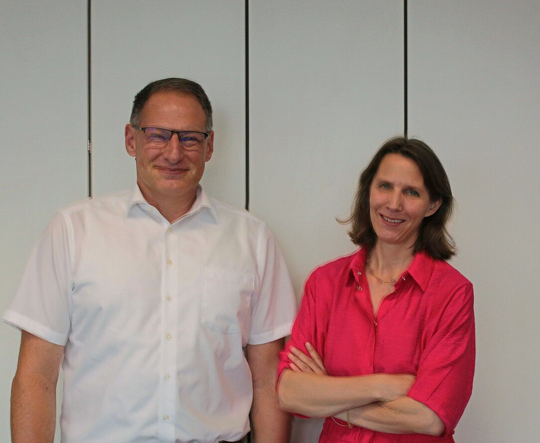 Foto von DV-Vorständin Dr. Verena Staats und Sebastian Engmann, Geschäftsführer der Volkssolidarität –