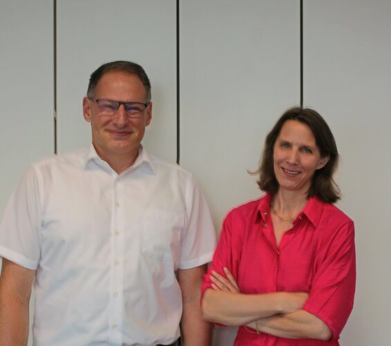 Foto von DV-Vorständin Dr. Verena Staats und Sebastian Engmann, Geschäftsführer der Volkssolidarität – 