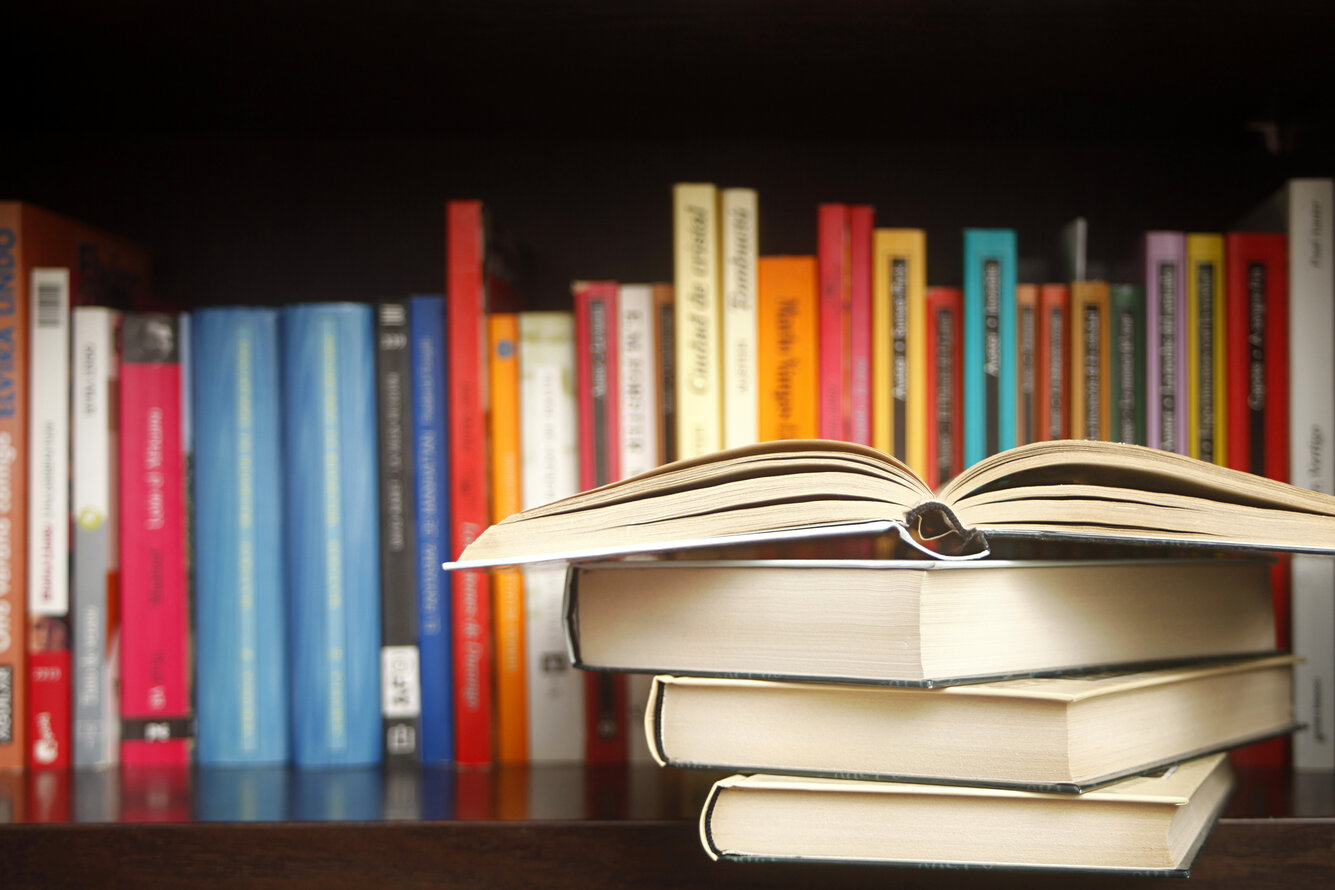 Foto eines Bücherregals –