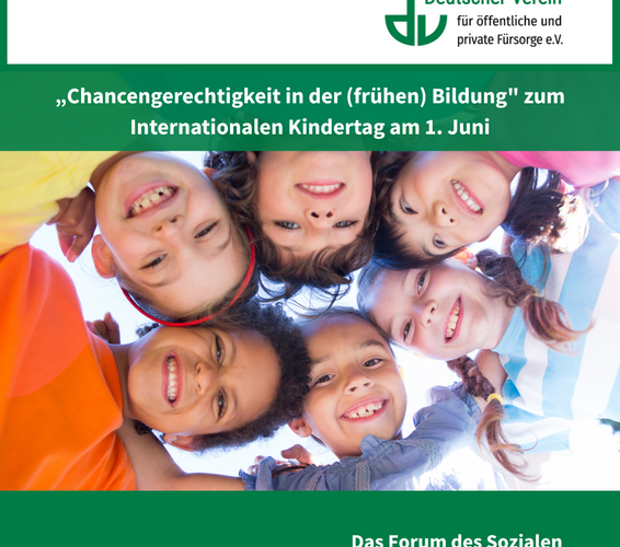 Grafik mit Foto, darauf zu sehen sind sechs Kinder die an einem sonnigen Tag in die Kamera lächeln. Aufschrift: „Chancengerechtigkeit in der (frühen) Bildung" zum Internationalen Kindertag am 1. Juni. Farbliche Gestaltung: grün und weiß – 