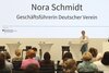 Foto zeigt Nora Schmidt während des Ausblicks