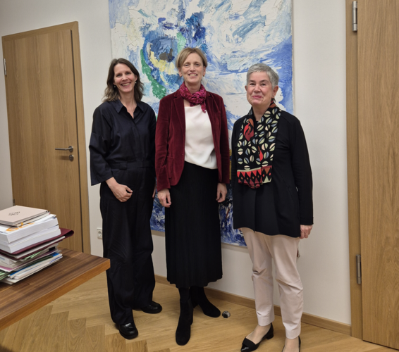 Foto des Kennenlerngesprächs zwischen dem Deutschen Verein und dem BMBFSFJ.Auf dem Foto von links zu sehen: Dr. Verena Staats, Vorständin des DV, Karin Prien, Bundesfamilienministerin und Irme Stetter-Karp, Präsidentin des DV – 
