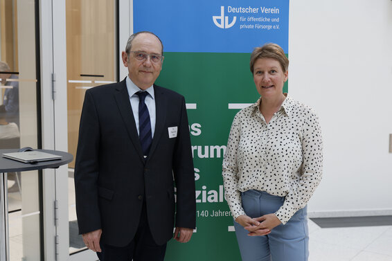 Dr. Sven-Olaf Obst (Leiter Abteilung VI Generationengerechtigkeit, Jugend, Ältere Menschen, Bundesministerium für Bildung, Familie, Senioren, Frauen und Jugend) und Nora Schmidt (Geschäftsführerin, Deutscher Verein für öffentliche und private Fürsorge e.V.) bei der Vorstellung der Ergebnisse zum bundesweiten Lagebild zur Altenhilfe. – 