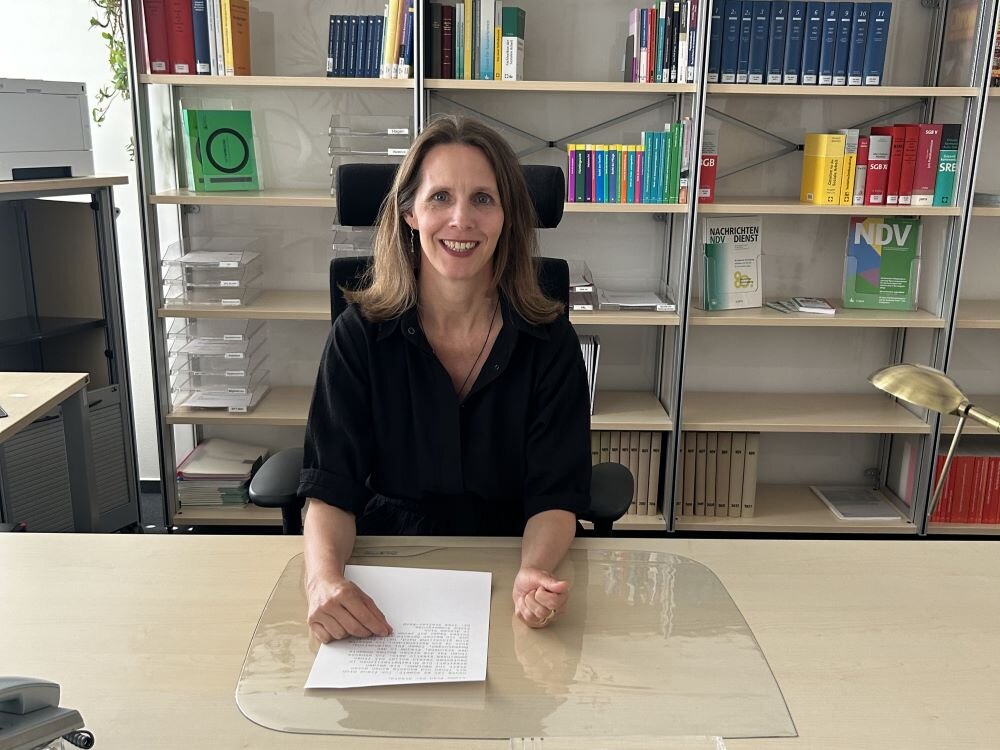 Foto von Dr. Verena Staats am Schreibtisch in ihrem neuen Büro –