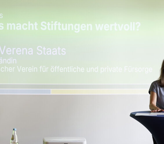 Foto: DV-Vorständin Dr. Verena Staats mit Impuls beim Forum der Stiftung Zukunft Altenpflege – 