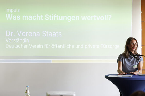 Foto: DV-Vorständin Dr. Verena Staats mit Impuls beim Forum der Stiftung Zukunft Altenpflege – 